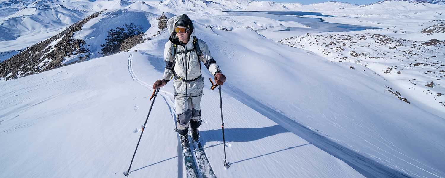 Freerider Tao Kreibich auf Skitour mit HEAD KORE Ski und TYROLIA ATTACK HYBRID Bindung in verschneiter Berglandschaft