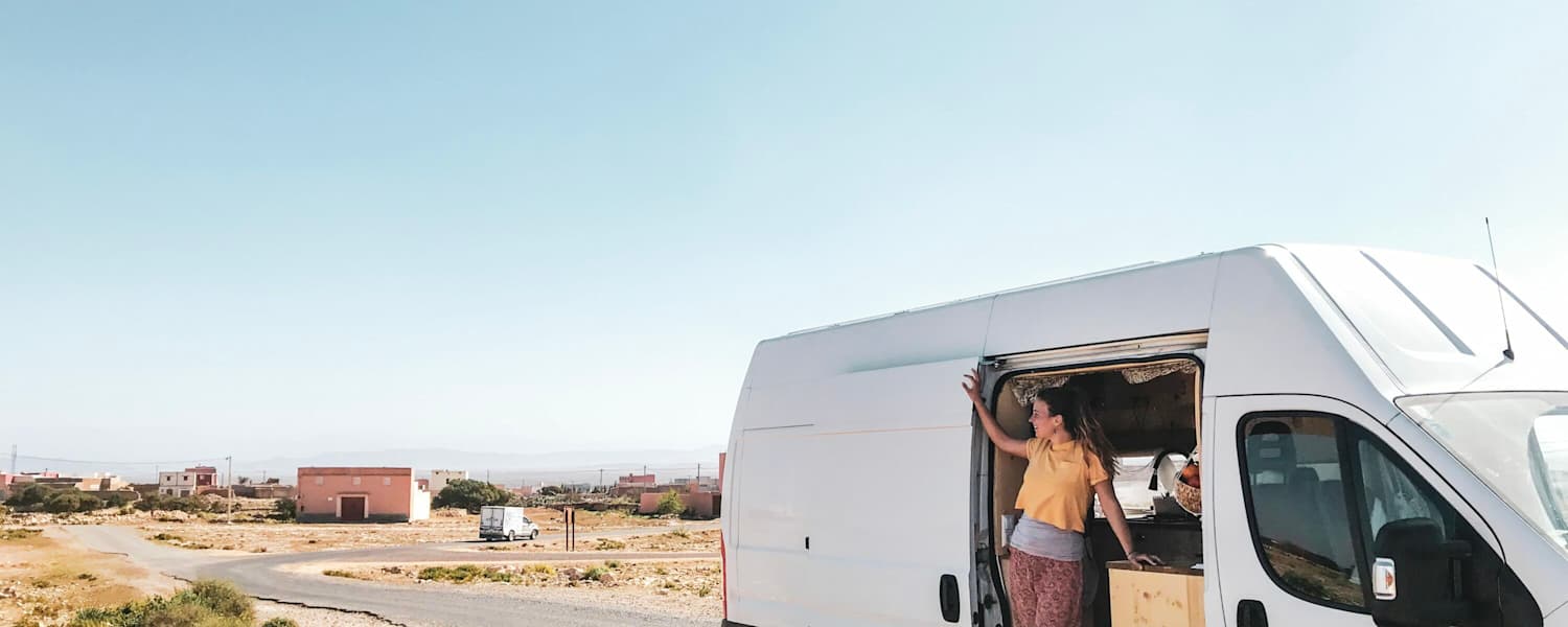 Laura in ihrem Zuhause auf vier Rädern