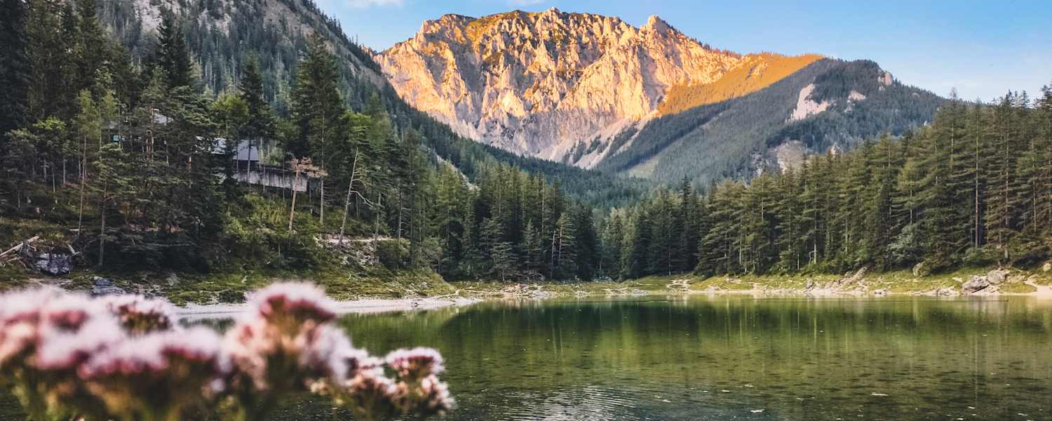 Der Grüne See in der Steiermark mit Blick auf die Berge des Hochschwab.