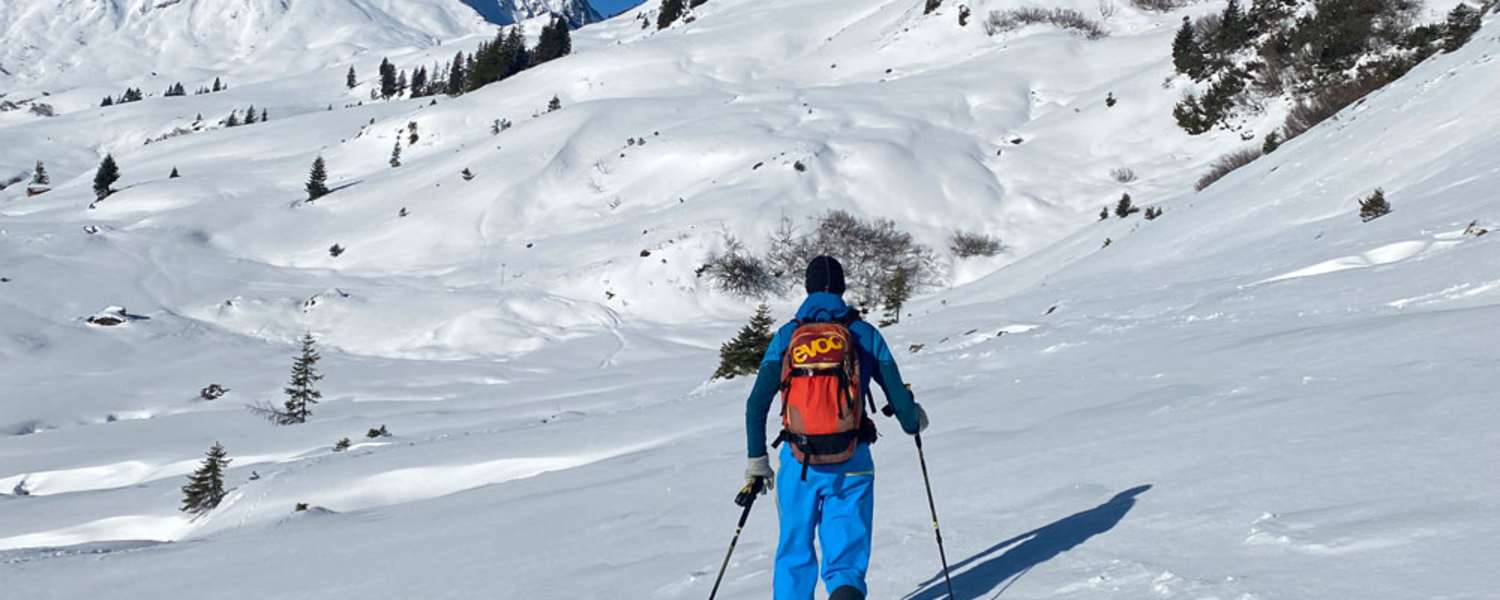 Bergführer Franky Drechsel beim Skitourenaufstieg Richtung Schwarzwassertal 