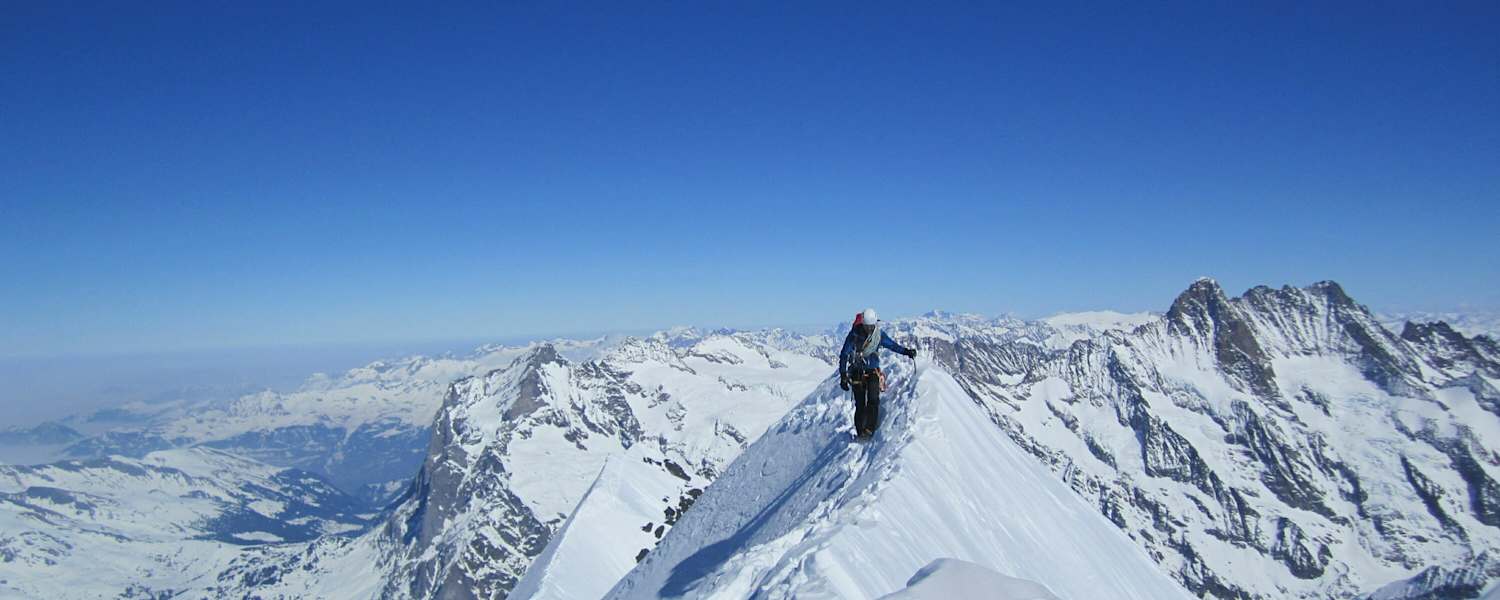 Simon Messner beim Bergsteigen am Gipfelgrat des Eiger