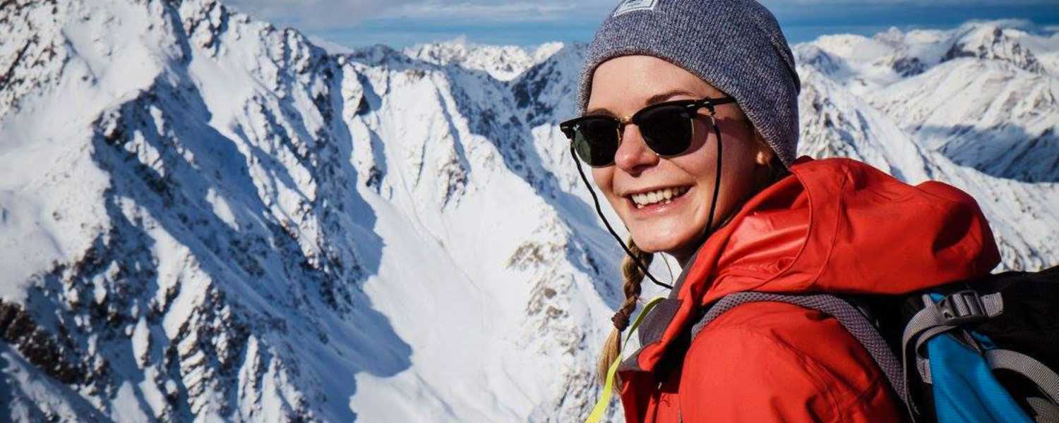 Bergwelten-Redakteurin Ina am Gipfel der Lampsenspitze in Tirol