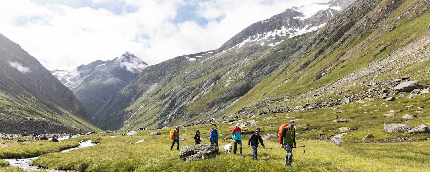 Mitten im Nationalpark Hohe Tauern wandert man entlang der hier noch jungen Isel bis zu ihrem Ursprung auf über 2.500 m.