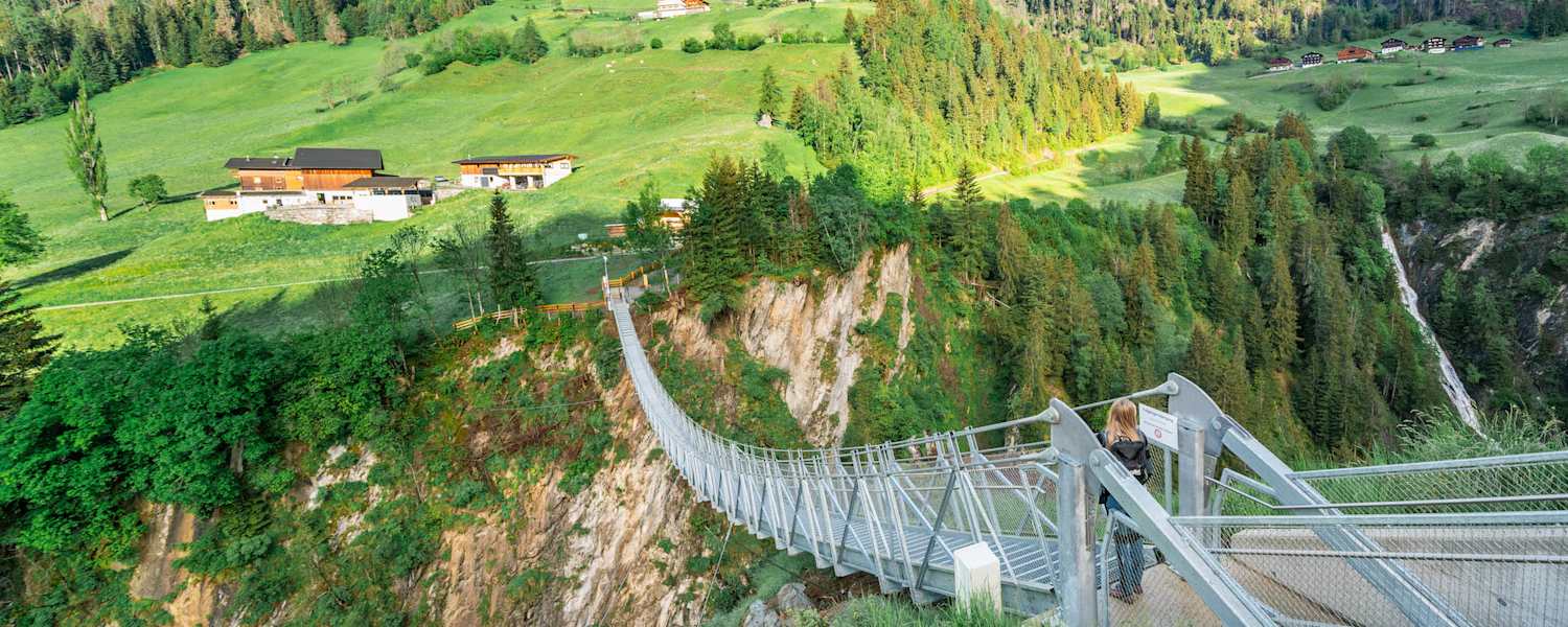 Hoch hinaus geht es über die Hängebrücke über die Isel.