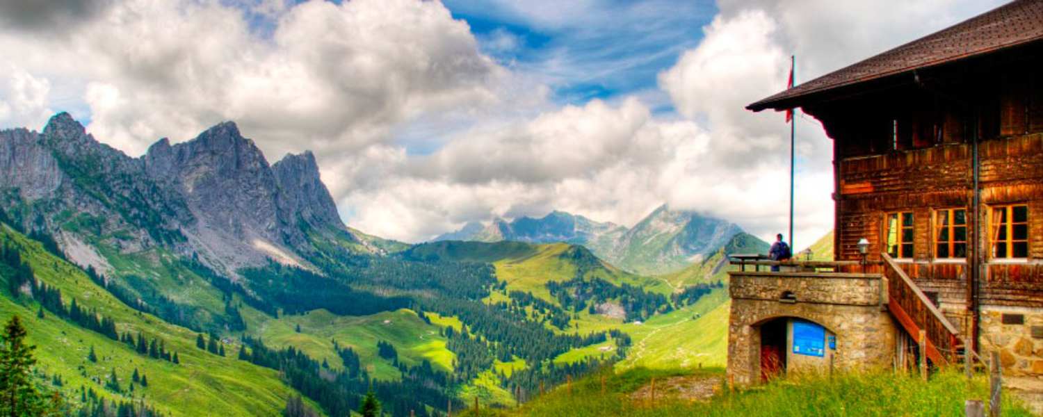 Das Soldatenhaus in den Freiburger Alpen am Fuße der Gastlosenkette