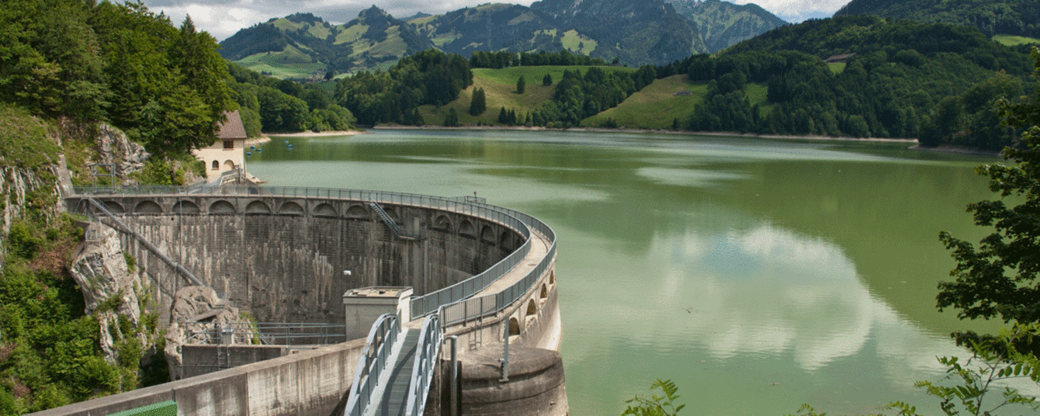 Blick über den Lac de Montsalvens während der Wanderung durch die Jaumbachschlucht