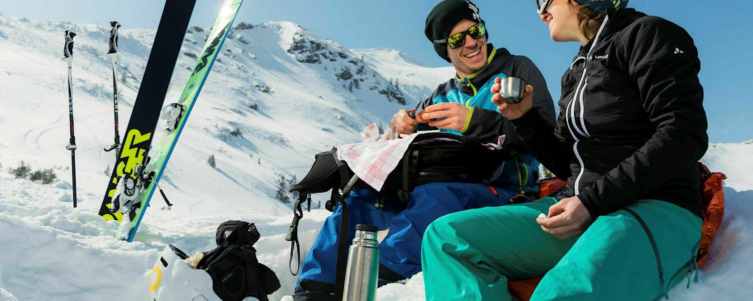 Skitour: Pause im Schnee