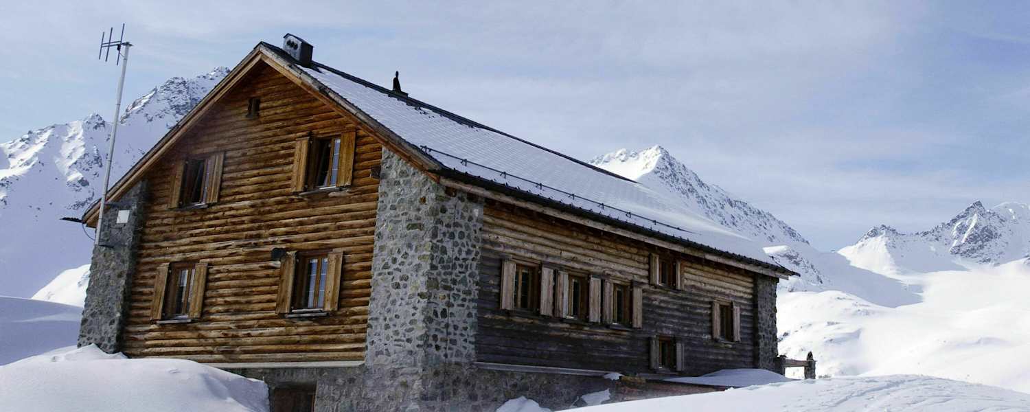 Die Jenatschhütte (2.652 m) in den Albula-Alpen in Graubünden