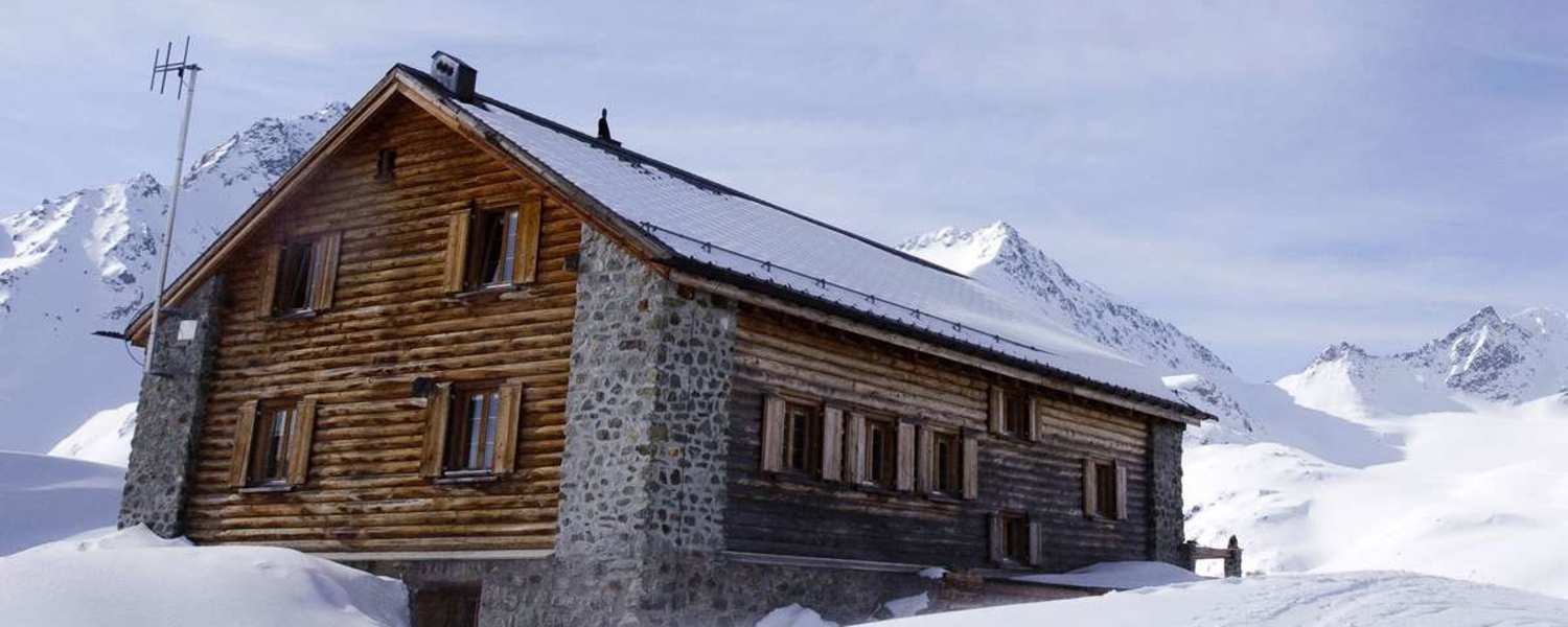 Die Jenatschhütte (2.652 m) in den Albula-Alpen in Graubünden