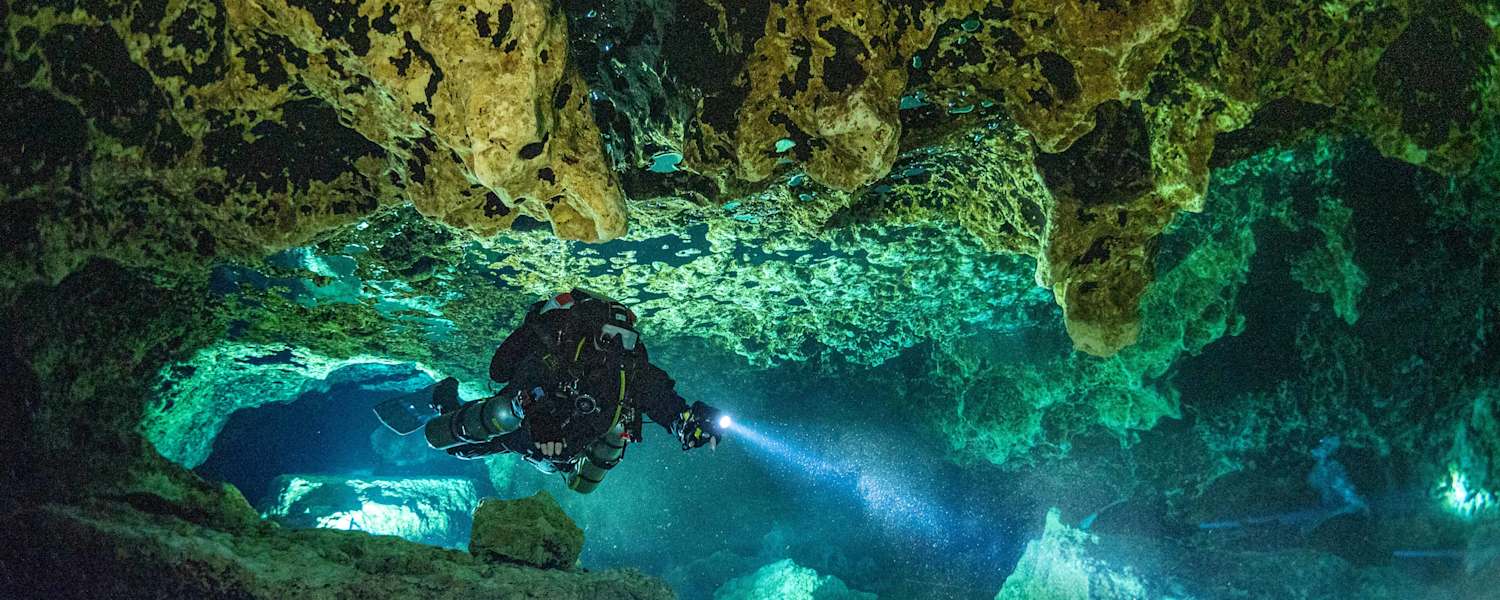 Jill Heinerth beim Höhlentauchen in kristallklarem Wasser.