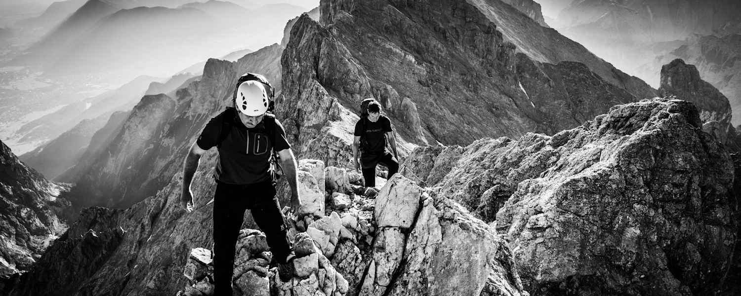 Bergsteiger am Jubiläumsgrat der Höllentalspitzen in Bayern