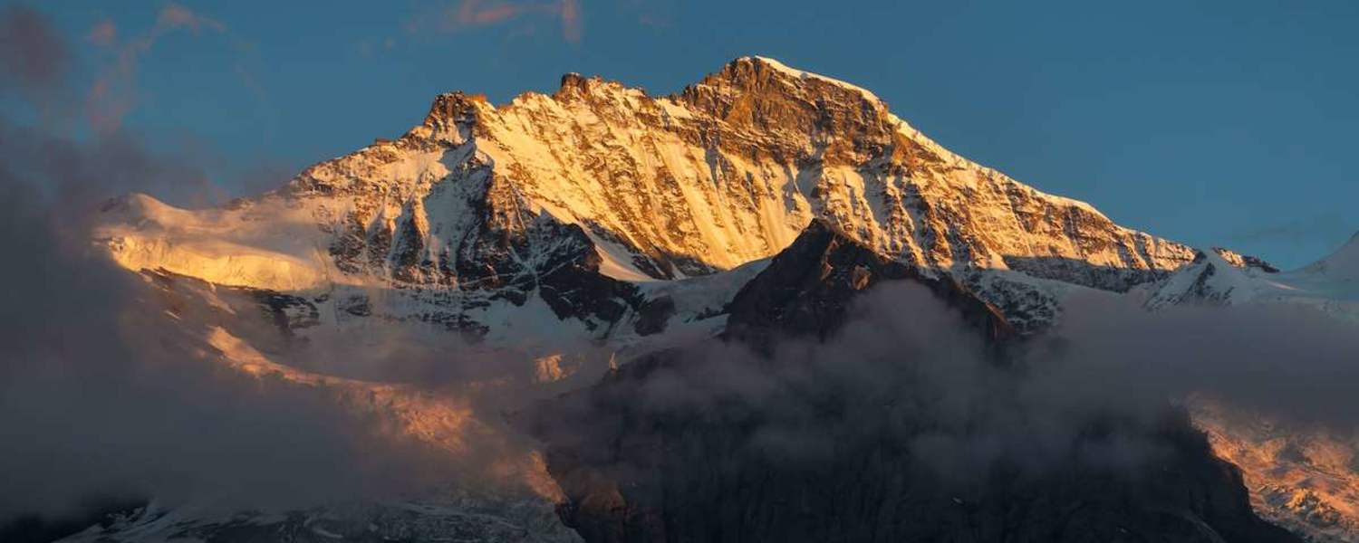Der Gipfel der Jungfrau (4.158 m) in den Berner Alpen im sanften Morgenlicht 