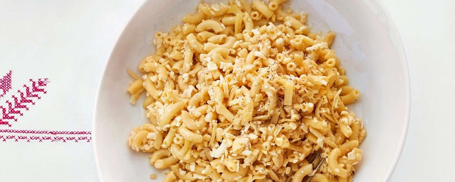 Chäshörnli serviert mit einem Bier.