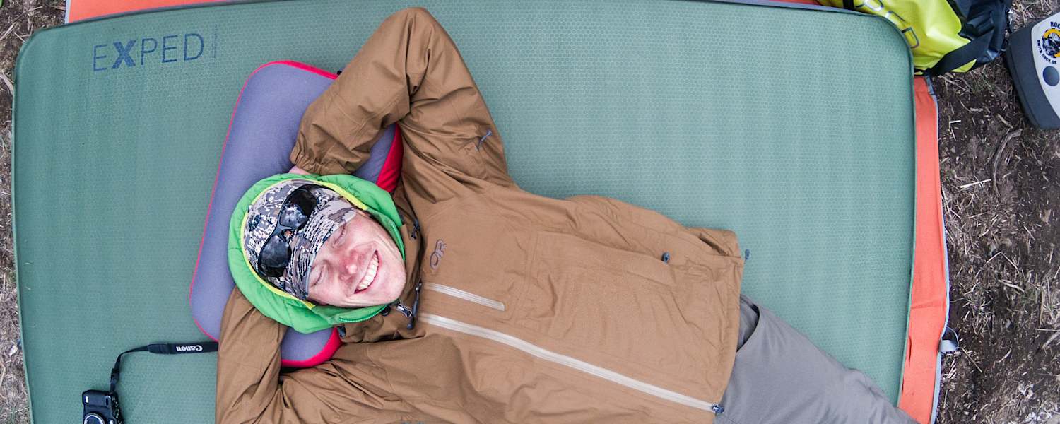 Mann auf Matte schläft outdoor exped