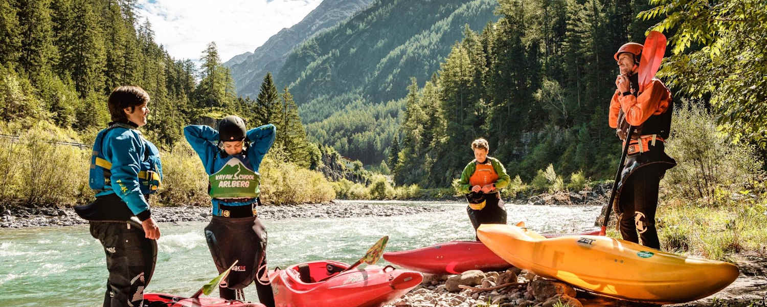 Kajakfahrer am Ufer der Lech