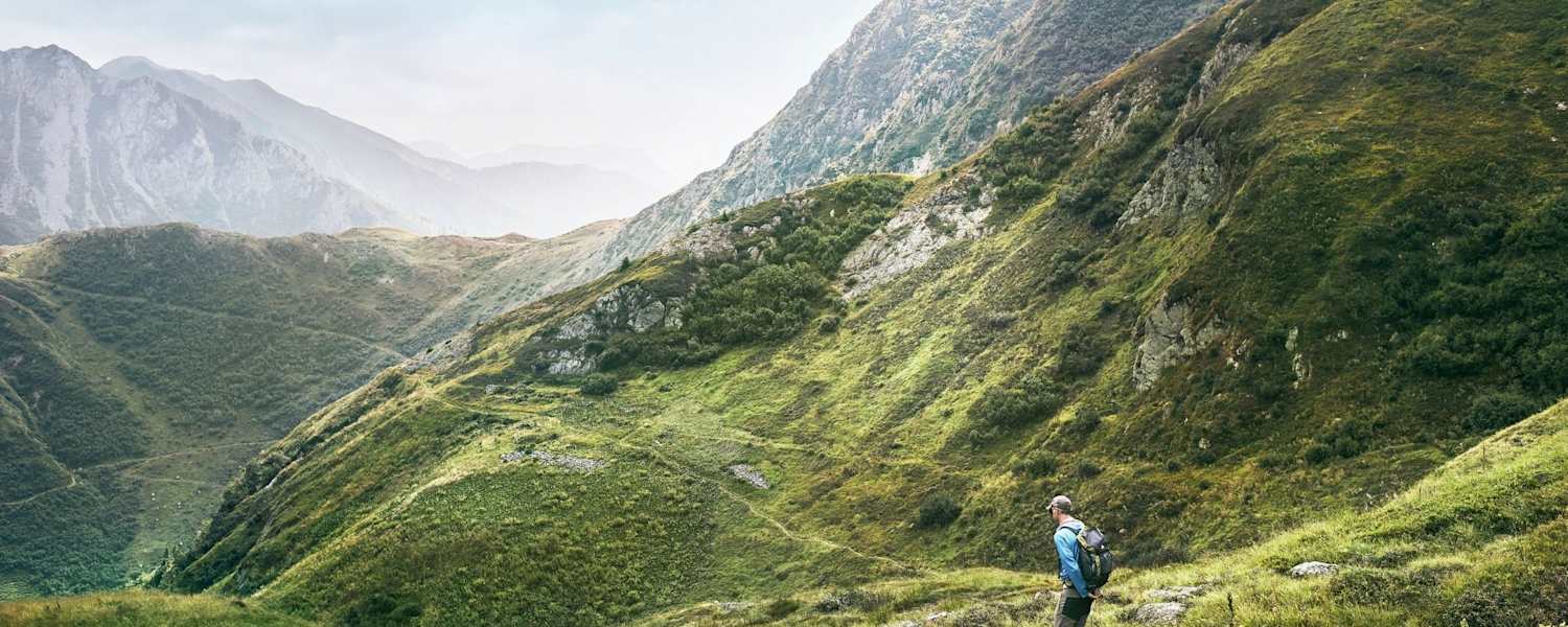 Malerische alpine Landschaften begleiten die Wanderer beim Höhenweg