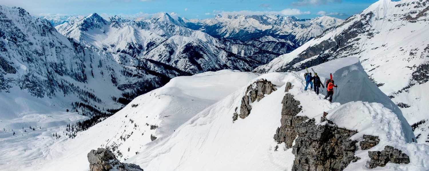 Das hochalpine Karwendel schneebedeckt