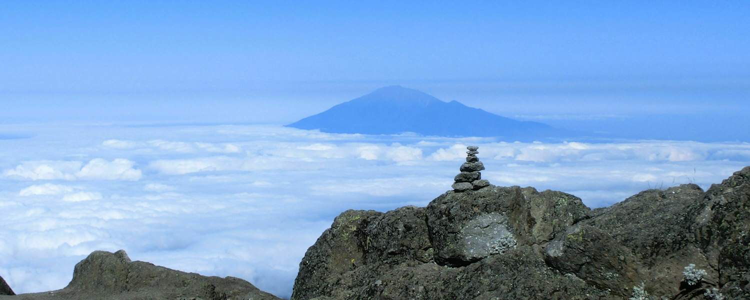 Blick auf den Mount Meru vom oberen Ende der Barranco Wall am Kilimanjaro