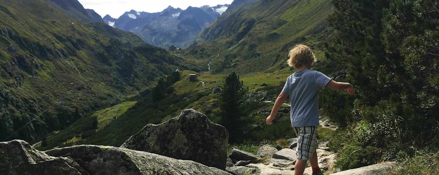 Wandern in Tirol: Kind beim Zustieg zur Franz-Senn-Hütte in Tirol