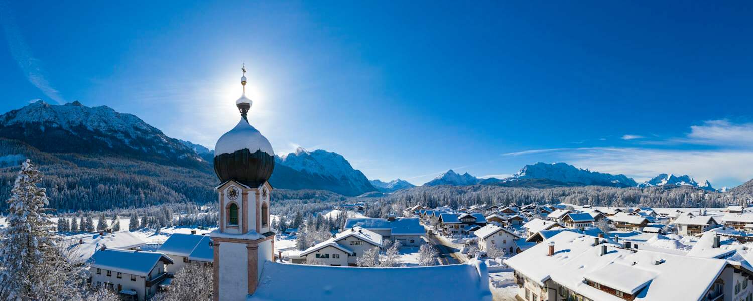 Blick über Krün mit der St. Sebastian-Kirche im Vordergrund