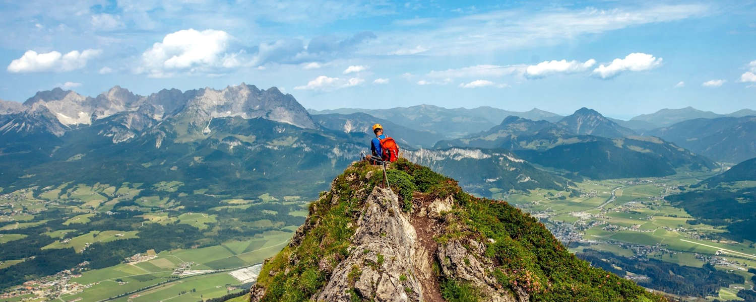 Ein Kletterer genießt den Ausblick vom Kitzbüheler Horn