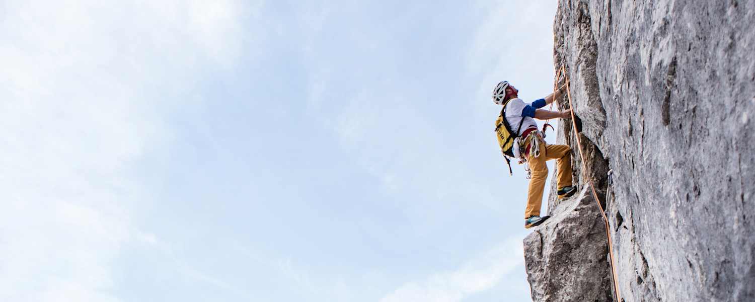 Jürgen Reinmüller hängt hoch oben in der Steilwand.