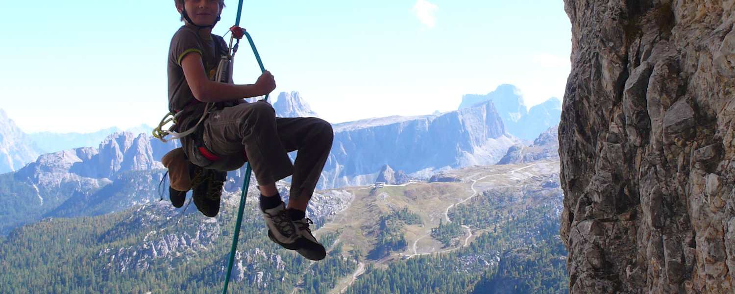 Kind beim Klettern am Fels