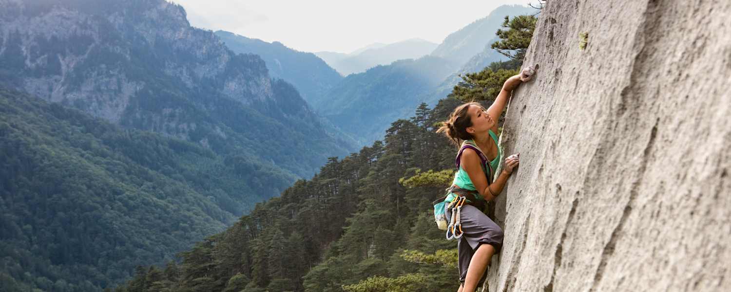 Christine Wu klettert in luftiger Höhe.