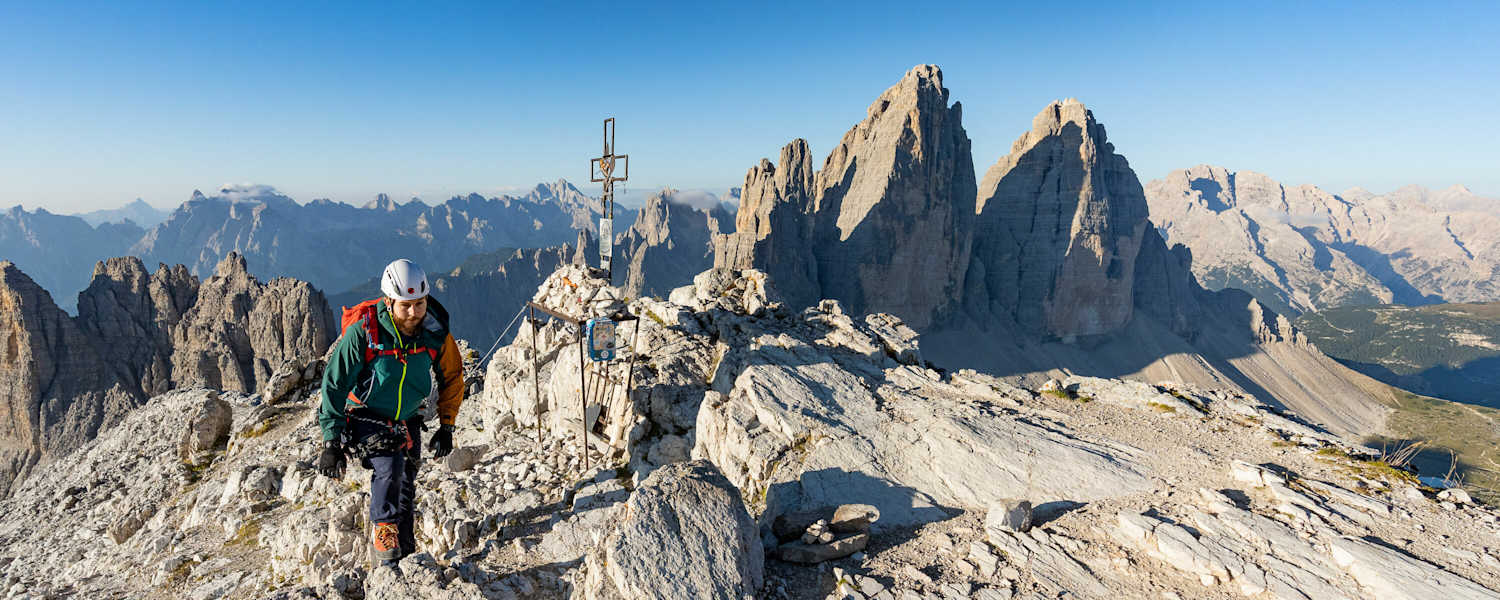 Bergsteiger am Gipfel des Paternkofels
