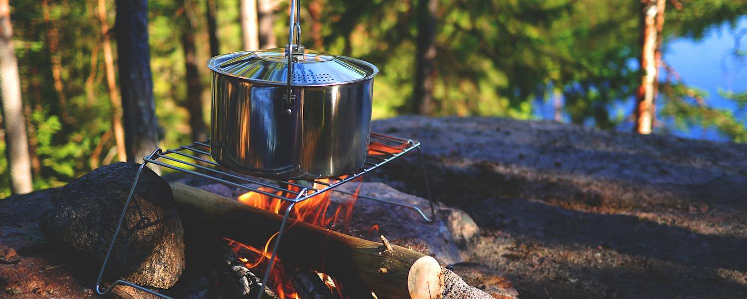 Mit einer richtig ausgestatteten Camping-Küche schmeckt jeder Snack umso besser.