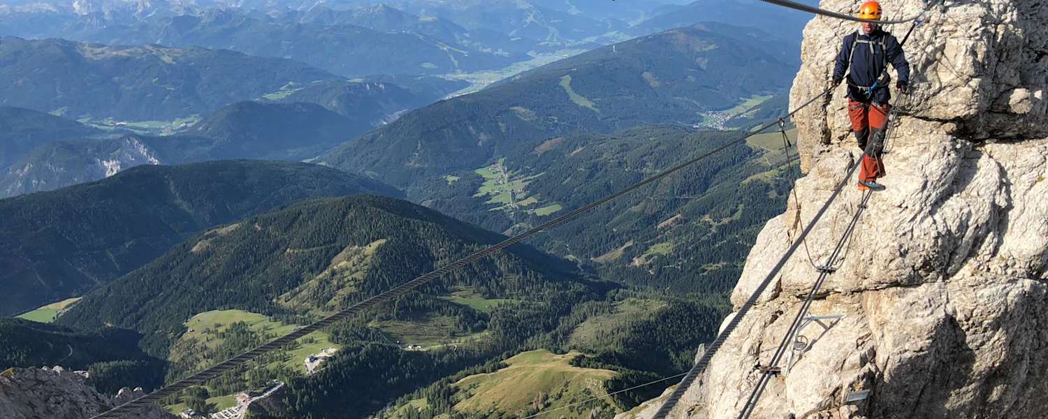 Über die schwebende Seilbrücke hinauf zum Gipfel des Koppenkarstein