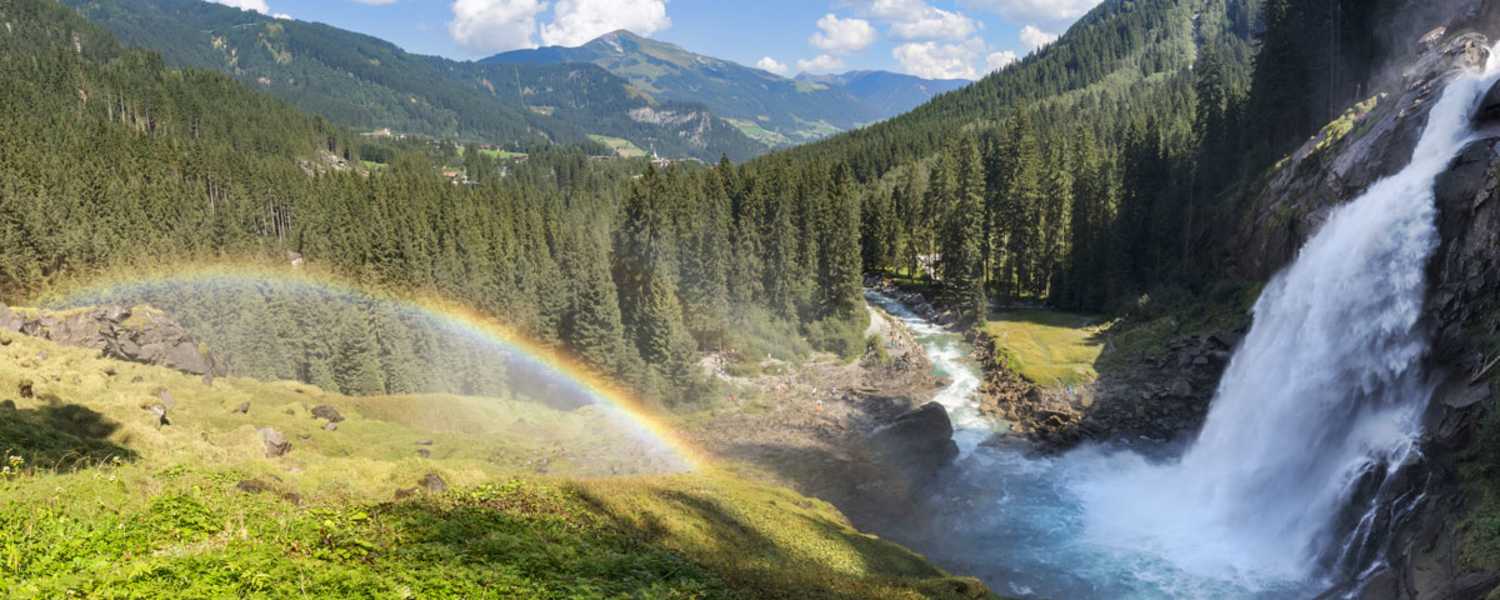 Ein oft beobachtetes Schauspiel im Nationalpark Niedere Tauern: Ein Regenbogen vor den Krimmler Wasserfällen