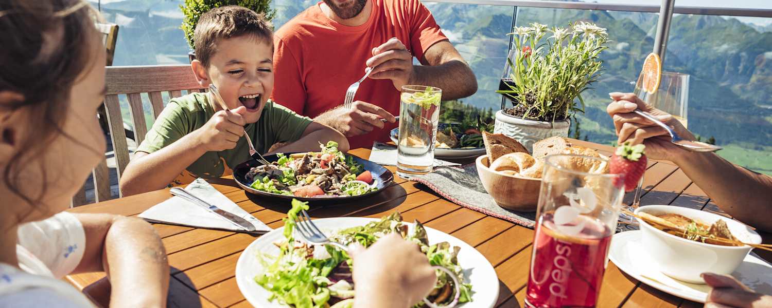 Auf der Schmittenhöhe laden zahlreiche Almen und Bergrestaurants zur Einkehr ein.