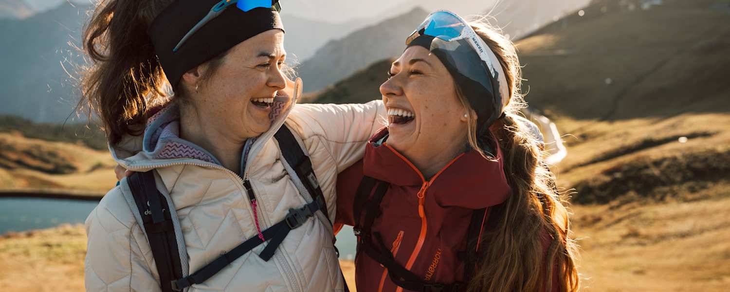 wandern im kleinwalsertal, zwei frauen lachen in den bergen