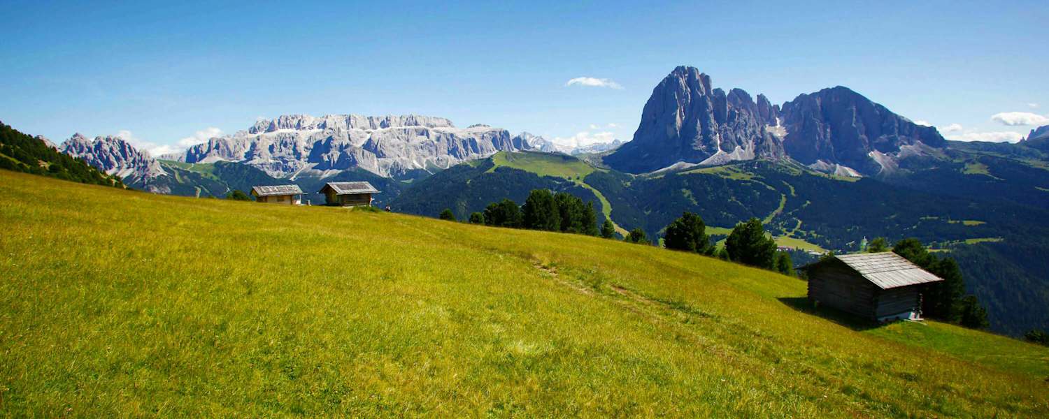 Wandern in Südtirol: Blick auf Lang- und Plattkofel in den Dolomiten