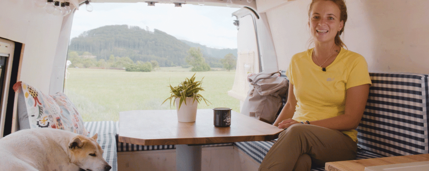 Laura und ihr Hund Venus im Camperbus Vanda
