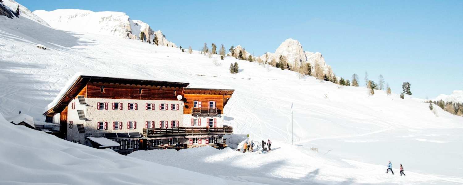 Die Hütte eingebettet in die Schneelandschaft
