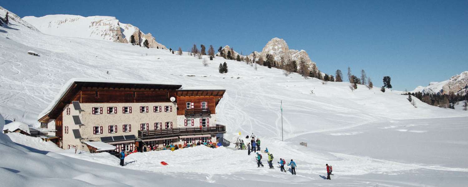 Die Lavarellhütte (2.045 m) inmitten des Naturparks Fanes-Sennes-Prages