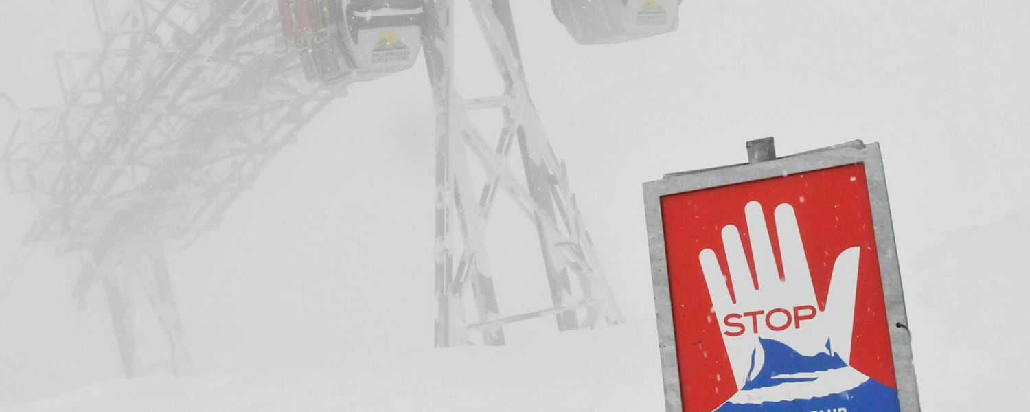 Die Lawinensituation in den Alpen spitzt sich weiter zu. Skigebiete, Straßen und gesamte Täler sind gesperrt.