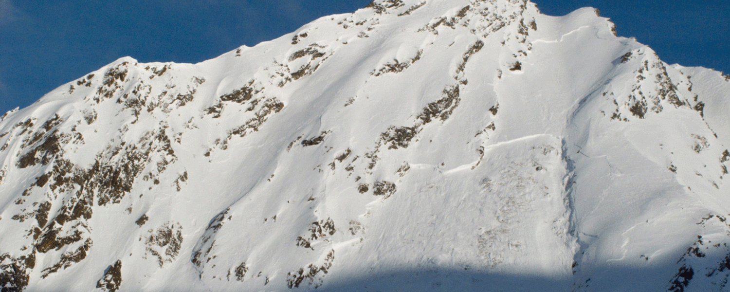 Große Schneebrettlawinen wie hier, am Gamskogel (2.659 m) in den Stubaier Alpen vergangenen Jahres, sind aktuell nicht auszuschließen 