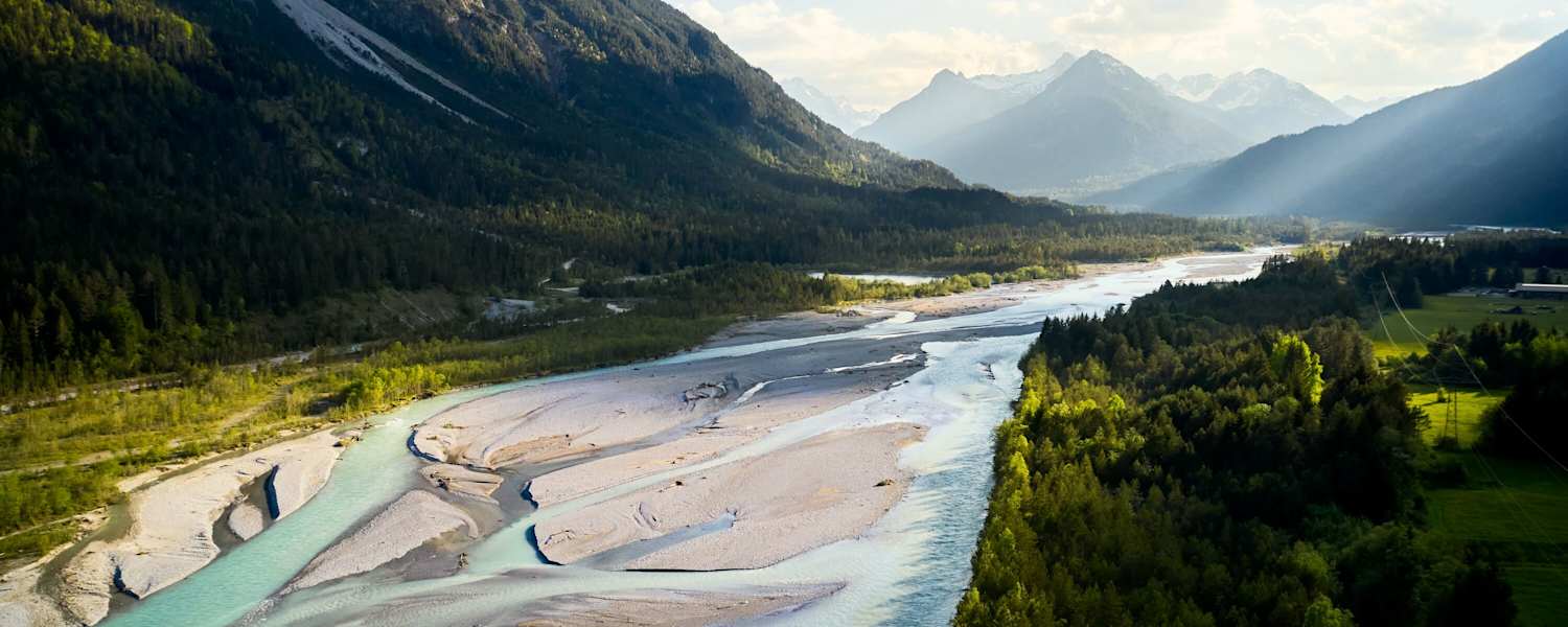 Der Lech mit seinen weiten Schotterbänken