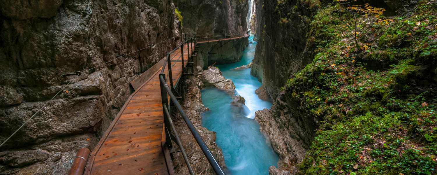 Über Holzplanken und schmale Stege durch die Geisterklamm bei Mittenwald, Bayern