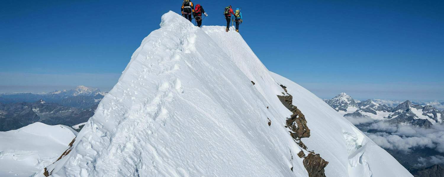 Überschreitung: Bergsteiger am Grat des Liskamms im Walliser Grenzkamm