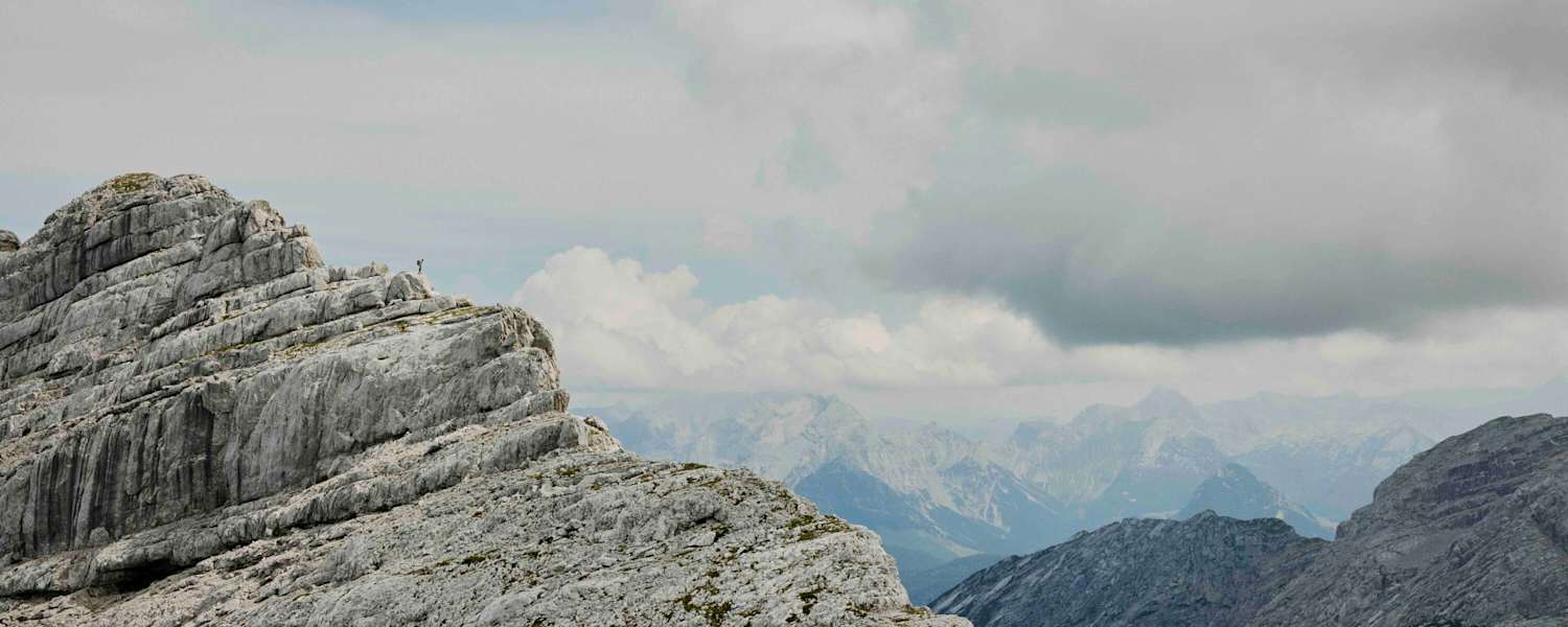 Imposante Felsformationen der Loferer Steinberger - im Hintergrund die Berchtesgadener Alpen.