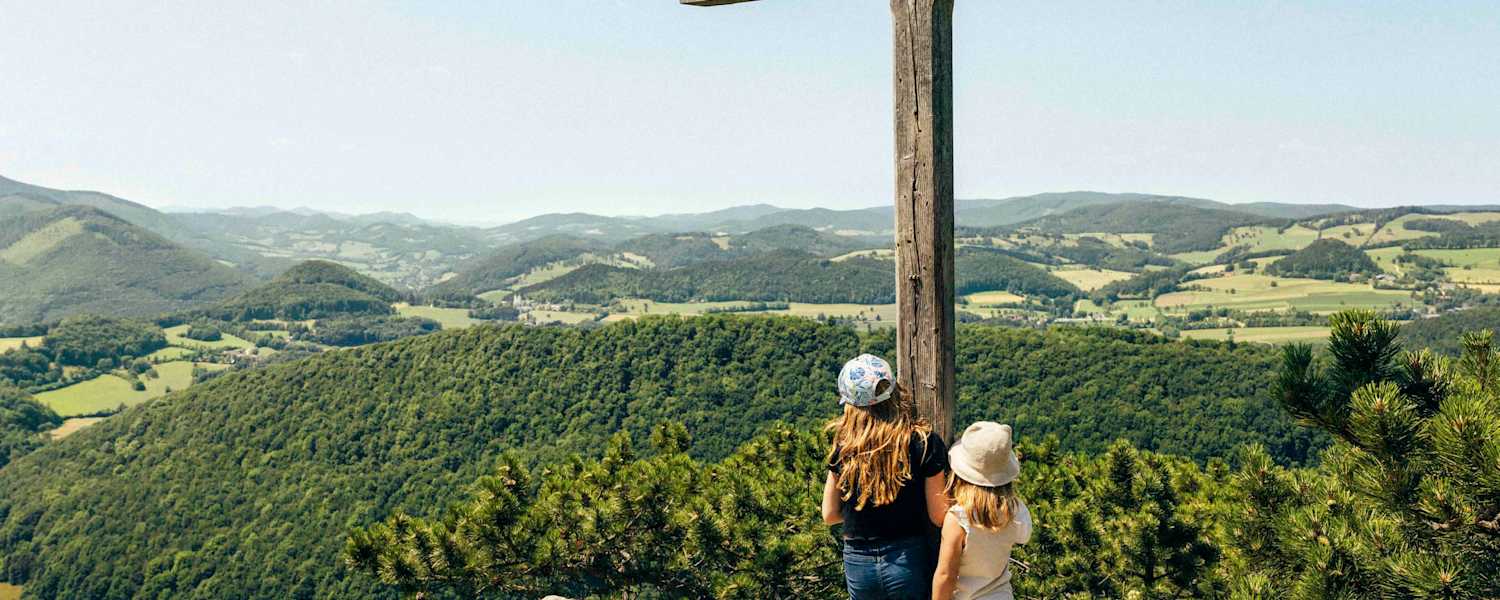 Am Gipfel des Peilsteins genießt man eine herrliche Aussicht.