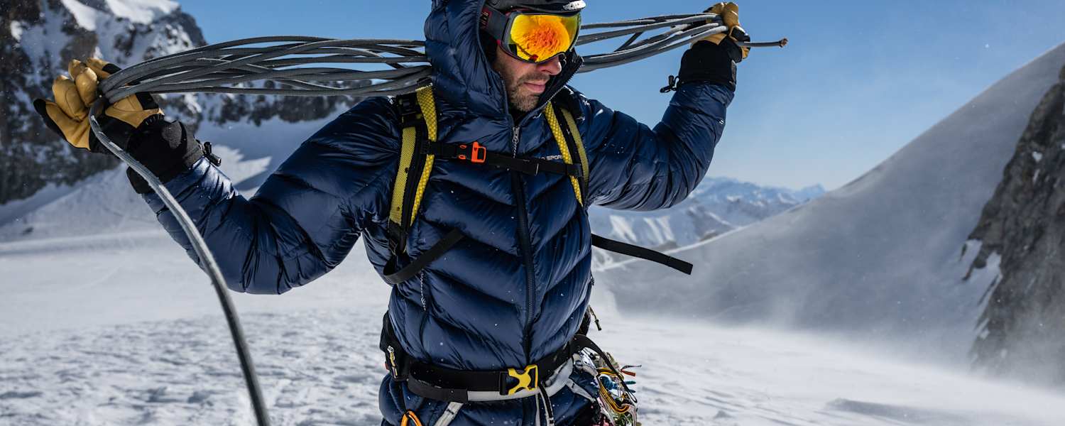 Mann am Berg mit LA sportiva Jacke beim Klettern im Schnee