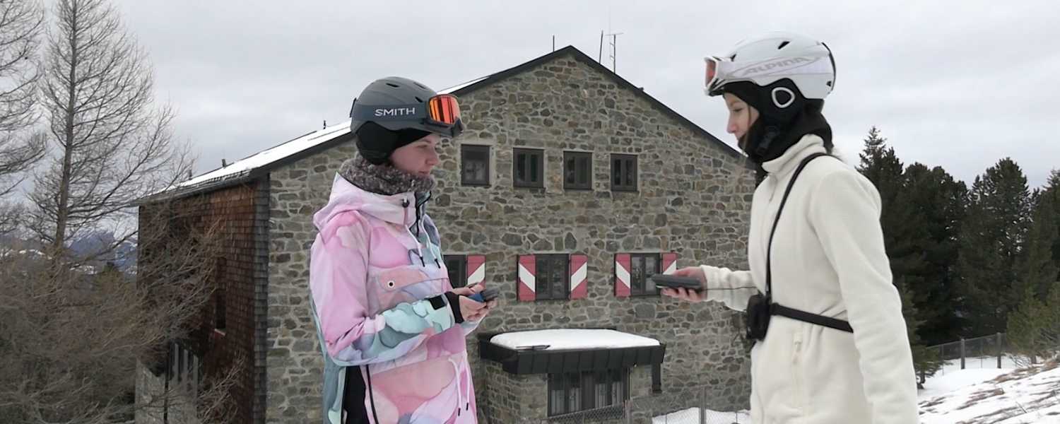 Zwei Schülerinnen üben den LVS-Check