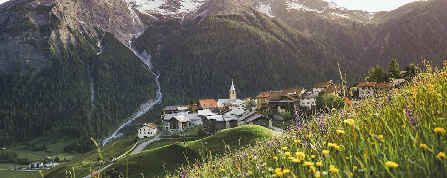 Blumige Ansicht von Latsch, Graubünden