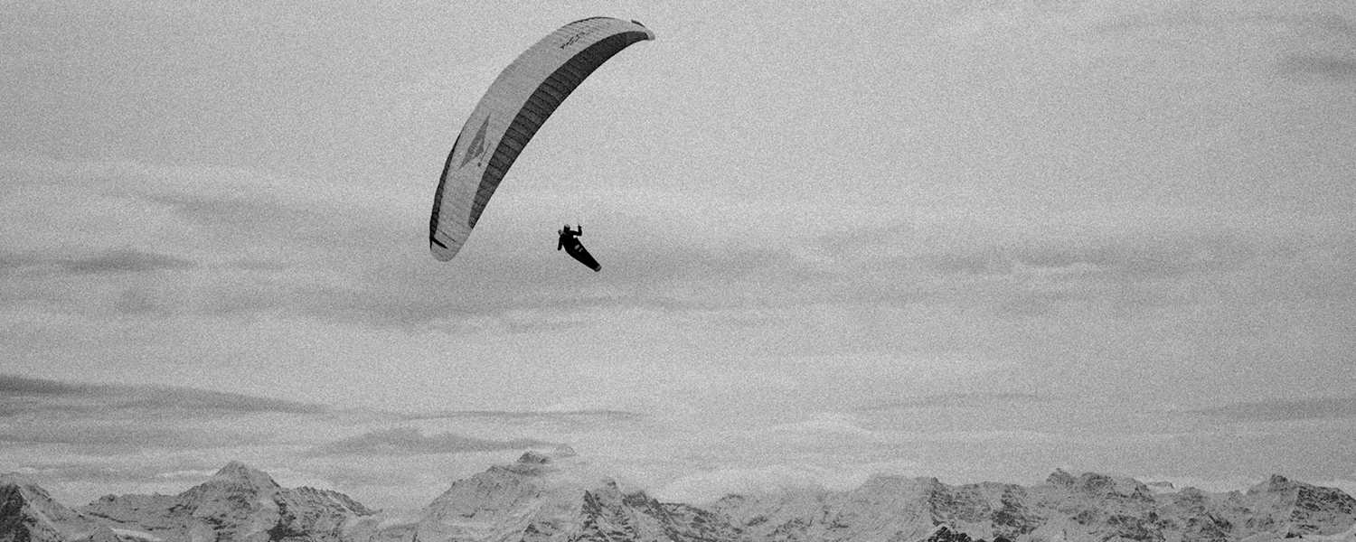 „The Eagle“ Chrigel Maurer bei seiner Leidenschaft, dem Paragleiten.