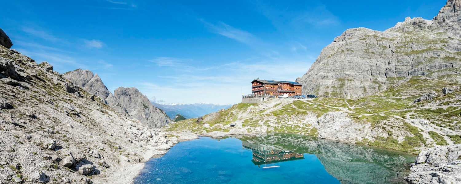 Am Laserzsee in Osttirol: Die Karlsbader Hütte